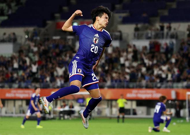 30일 일본 오사카 나가이 스타디움에서 열린 2026 아이치·나고야 아시안게임 축구 남자 준결승전 일본과 우즈베키스탄의 경기에서 일본의 이시바시 세나가 극적인 동점골을 터뜨린 뒤 환호하고 있다. 일본은 연장전과 승부차기 끝에 우즈베키스탄을 꺾고 결승에 진출했다. /로이터 연합뉴스