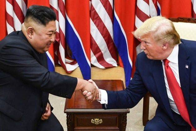 김정은(왼쪽) 북한 국무위원장과 도널드 트럼프 미국 대통령이 2019년 6월30일 판문점 공동경비구역(JSA) 군사분계선 남측 지역에서 악수하고 있다. ⓒAFP/연합뉴스