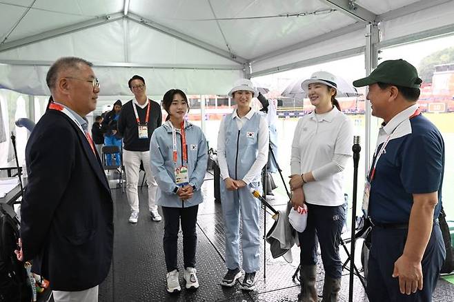 정의선 현대차그룹 회장이 대한양궁협회 선수단을 찾아 격려하고 있다. ⓒ대한양궁협회