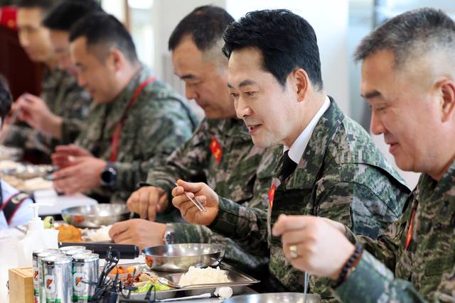 장동혁 국민의힘 당대표가 지난 9월 29일 인천 백령도 해병대 제6여단을 방문해 점심을 먹고 있다. [국회사진기자단·연합뉴스]