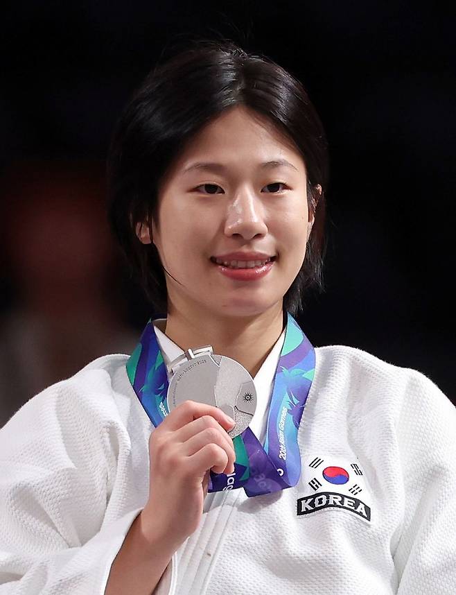 30일 일본 나고야 아이치 인터내셔널 아레나에서 열린 2026 아이치·나고야 아시안게임 유도 여자 52㎏급에서 은메달을 획득한 장세윤이 포즈를 취하고 있다. 연합뉴스