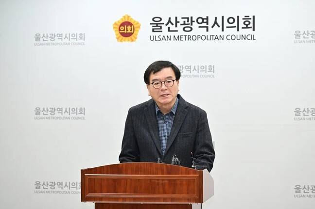 홍성우 울산시의원은 지난해 1월14일 울산시의회 프레스센터에서 기자회견을 열어 무면허 운전에 대해 공개사과했다. 주성미 기자