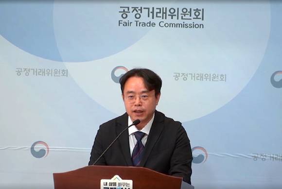 전성복 공정거래위원회 기업거래결합심사국장이 30일 오전 정부세종청사에서 열린 브리핑에서 대한항공 계열 항공운송사업자의 시정조치 불이행 관련 심의 절차 개시에 대해 설명하고 있다.