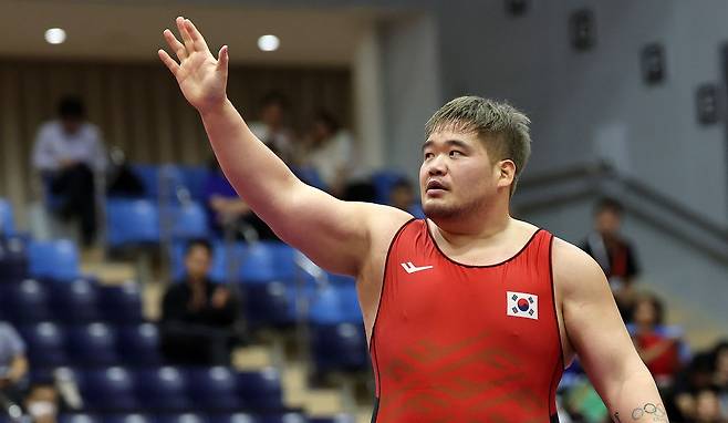 30일 일본 나고야 이나에 스포츠센터에서 열린 2026 아이치·나고야 아시안게임 레슬링 남자 그로코로만형 130kg급 동메달 결정전에서 한국 김민석이 투르크메니스탄의 아슬란 아가다다예프를 상대로 승리한 뒤 손인사를 하고 있다.   이날 김민석은 아슬란 아가다다예프를 7-2로 꺾고 아시안게임 3회 연속 메달 획득이라는 값진 성과를 거뒀다. 연합뉴스
