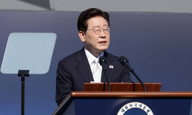 이재명 대통령이 30일 울산 HD현대중공업 조선소에서 열린 대호김종서함 진수식에서 축사를 하고 있다. 사진=청와대사진기자단