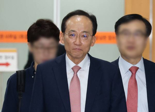 12·3 비상계엄 당시 국회의 계엄 해제 표결을 방해한 혐의를 받는 추경호 대구시장이 2일 서울 서초구 서울중앙지방법원에서 열린 내란중요임무종사 혐의 공판에 출석하고 있다. 연합뉴스