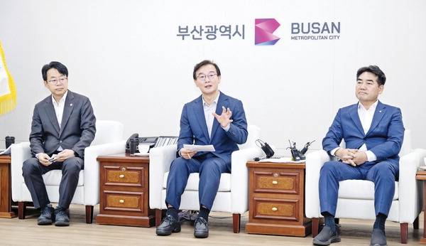 전재수(가운데) 부산시장이 30일 부산시청 7층 의전실에서 열린 ‘부산 발전 여·야·정 회의’에서 모두발언에서 생곡소각장 관련 발언을 하고 있다. 전 시장 왼쪽과 오른쪽에는 각각 박홍배 더불어민주당 부산시당위원장과 이성권 국민의힘 부산시당위원장이 자리했다.  전민철 기자 jmc@kookje.co.kr