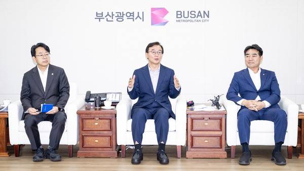 전재수 부산시장(가운데)과 박홍배 더불어민주당 부산시당위원장(왼쪽), 이성권 국민의힘 부산시당위원장이 30일 부산시청 7층 의전실에서 열린 '부산 발전 여·야·정 회의'에서 모두발언 하고 있다. 전민철 기자