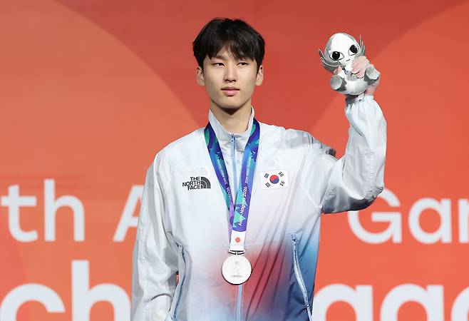 이도현이 30일 일본 나고야 국제전시장에서 열린 2026 아이치·나고야 아시안게임 스포츠클라이밍 남자 볼더링 결승에서 은메달을 획득한 후 시상대에서 인사하고 있다. 연합뉴스