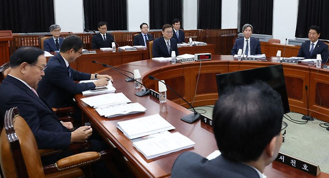 이종석 국가정보원장이 1일 서울 여의도 국회에서 열린 정보위원회 전체회의에 참석해 있다. [국회사진기자단]