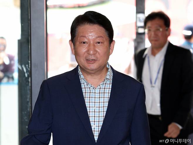 [서울=뉴시스] 고범준 기자 = 권영진 국민의힘 의원이 18일 서울 영등포구 국민의힘 중앙당사에서 열린 중앙윤리위원회(윤리위)에 출석하고 있다. 2026.08.18. bjko@newsis.com /사진=고범준