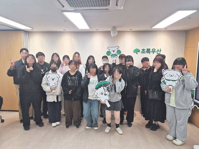 초록우산 멘토 김정윤 씨가 지난 4월 경기 수원시 경기남부가정위탁지원센터에서 멘티들과 함께 ‘내가 그린 멘토링’ 발대식에 참여해 기념 촬영을 하고 있다.  초록우산 제공