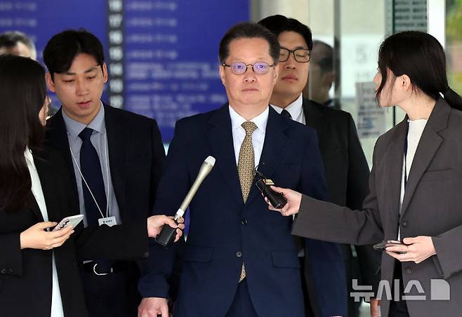 [서울=뉴시스] 박주성 기자 = 12·3 비상계엄의 위헌·위법성을 지적하는 내용의 방송 자막을 삭제하도록 지시한 혐의로 재판에 넘겨진 이은우 전 한국정책방송원(KTV) 원장이 항소심에서도 징역형의 집행유예를 선고받았다. 사진은 이 전 원장이 지난 5월 21일 구속 전 피의자 심문(영장실질심사)을 마치고 서울중앙지법을 나서는 모습. 2026.09.30. park7691@newsis.com