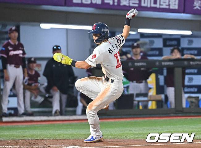 [OSEN=부산, 이석우 기자] 30일 부산 사직야구장에서 2026 신한 SOL KBO 리그 롯데 자이언츠와 키움 히어로즈의 경기가 열렸다. 홈팀 롯데는 로드리게스가, 방문팀 키움은 김성진이 선발 출전했다.롯데 자이언츠 전민재가 2회말 2사 1,2루 손성빈의 2루수 오른쪽 내야 안타때 홈으로 쇄도, 득점을 올리고 있다. 2026.09.30 / foto0307@osen.co.kr