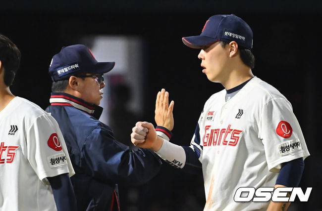 [OSEN=부산, 이석우 기자] 30일 부산 사직야구장에서 2026 신한 SOL KBO 리그 롯데 자이언츠와 키움 히어로즈의 경기가 열렸다. 홈팀 롯데는 로드리게스가, 방문팀 키움은 김성진이 선발 출전했다.롯데 자이언츠 김태형 감독이 키움 히어로즈에 8-6으로 승리한 후 고승민과 하이파이브를 하고 있다. 2026.09.30 / foto0307@osen.co.kr