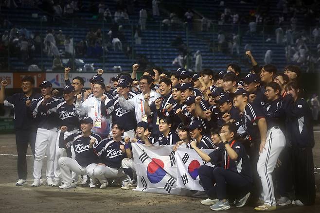 지난 27일 일본 아이치현 도요하시 시민구장에서 열린 2026 아이치·나고야 아시안게임 결승 한국과 일본의 경기. 승리하며 금메달을 획득한 한국 선수들이 기념촬영을 하고 있다.&nbsp; &nbsp;&nbsp;도요하시[일본]=연합뉴스