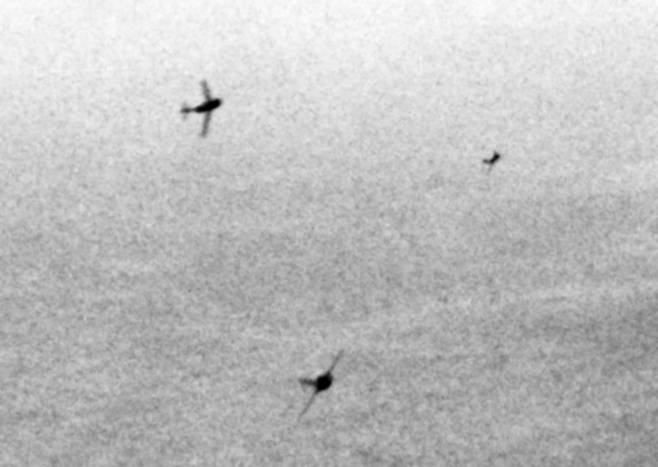 1951년 4월 한국 상공에서 미 공군(USAF)의 보잉 B-29 슈퍼포트리스 폭격기를 공격하기 위해 선회해 들어오는 미코얀-구레비치 MiG-15 전투기 3대. 이 임무는 소련 공군(VVS)의 정예 부대에 맡겨졌다. 1951년 4월에는 2차대전 연합국 최고 에이스인 이반 코제두브 대령의 제324전투비행사단(IAD)이, 이후에는 같은 해 6월 한국에 도착한 게오르기 A. 로보프 장군의 제303전투비행사단이 이 임무를 수행했다. 이어진 손실로 미 공군은 1951년 10월 이후 B-29를 야간 폭격에만 투입할 수밖에 없었다. 미 공군 박물관 제공