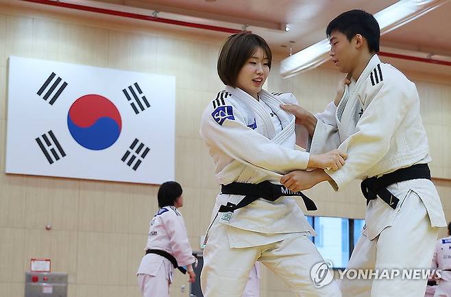 허미미 '훈련 또 훈련' (진천=연합뉴스) 김성민 기자 = 유도 국가대표 허미미가 9일 충북 진천군 진천국가대표선수촌에서 열린 2026 아이치·나고야 아시안게임 유도 국가대표팀 미디어데이 공개 훈련에서 연습하고 있다. 2026.9.9 ksm7976@yna.co.kr