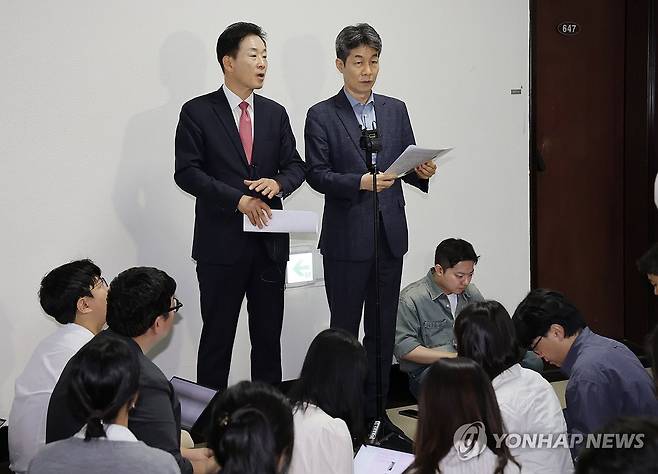 브리핑하는 유영하-윤건영 (서울=연합뉴스) 국회 정보위 여야 간사인 더불어민주당 윤건영 의원(오른쪽), 국민의힘 유영하 의원이 30일 정보위 전체회의를 마친 후 브리핑하고 있다. 2026.9.30 [국회사진기자단] photo@yna.co.kr