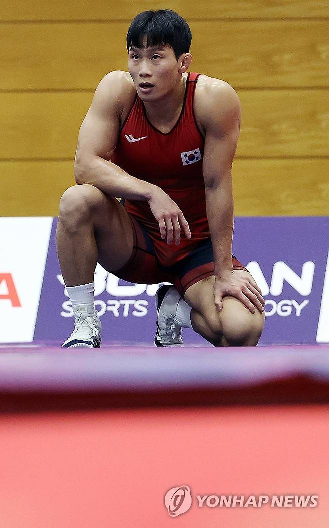 아쉬움 삼키는 정한재 (나고야=연합뉴스) 이동해 기자 = 30일 일본 나고야 이나에 스포츠센터에서 열린 2026 아이치·나고야 아시안게임 레슬링 남자 그로코로만형 67kg급 8강에서 한국 정한재가 카자흐스탄 메이르잔 셰르마한베트에게 패배한 뒤 아쉬워하고 있다. 2026.9.30 eastsea@yna.co.kr
