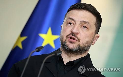 EU 깃발 앞 젤렌스키 우크라 대통령 [EPA=연합뉴스 자료사진. 재판매 및 DB 금지]