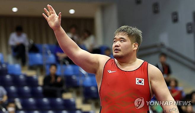 AG 3회 연속 메달 획득한 김민석 (나고야=연합뉴스) 이동해 기자 = 30일 일본 나고야 이나에 스포츠센터에서 열린 2026 아이치·나고야 아시안게임 레슬링 남자 그로코로만형 130kg급 동메달 결정전에서 한국 김민석이 투르크메니스탄의 아슬란 아가다다예프를 상대로 승리한 뒤 손인사를 하고 있다.
    이날 김민석은 아슬란 아가다다예프를 7-2로 꺾고 아시안게임 3회 연속 메달 획득이라는 값진 성과를 거뒀다. 2026.9.30 eastsea@yna.co.kr