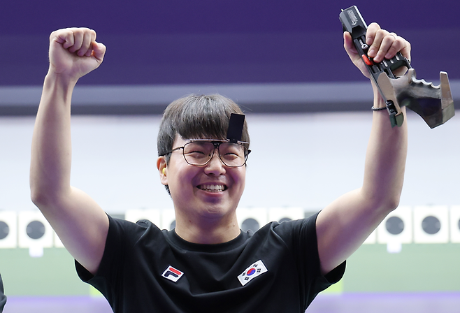 1일 일본 아이치현 종합사격장에서 열린 2026 아이치·나고야 아시안게임 사격 남자 25ｍ 속사권총 개인전에서 슛오프 끝에 금메달을 차지한 한국 이건혁이 기뻐하고 있다. 연합