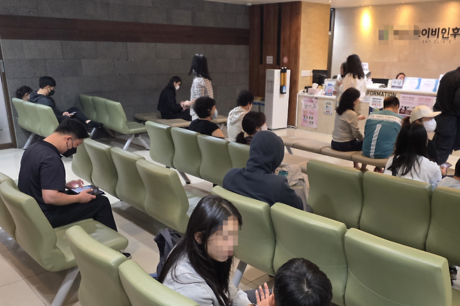 1일 오전 9시 전남광주통합특별시 광산구 한 이비인후과 병원이 평일 아침 시간대임에도 진료를 받으러 온 환자들로 붐비고 있다. 황의재 기자