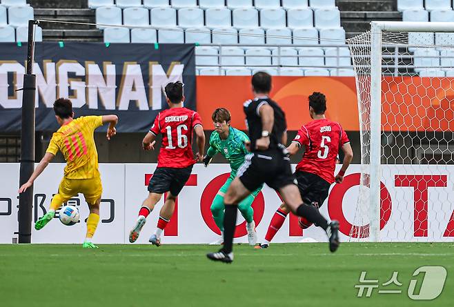 30일 오후 일본 오사카 나가이스타디움에서 열린 2026 아이치·나고야 아시안게임 남자축구 준결승 대한민국과 중국의 경기, 대한민국이 중국 왕유동에게 실점을 허용하고 있다. 2026.9.30 ⓒ 뉴스1 김도우 기자