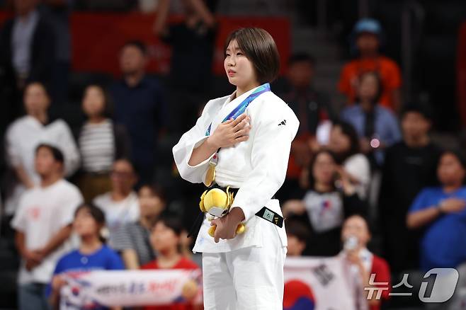 대한민국 허미미가 1일 일본 아이치 인터내셔널 아레나에서 열린 2026 아이치·나고야 아시안게임 유도 여자 57kg급 결승 시상식에서 금메달을 들고 기뻐하고 있다.2026.10.1 ⓒ 뉴스1 김민지 기자