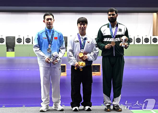 2026 아이치·나고야 아시안게임 사격 남자 25m 속사권총 개인전에서 우승한 이건혁(가운데). ⓒ 신화=뉴스1
