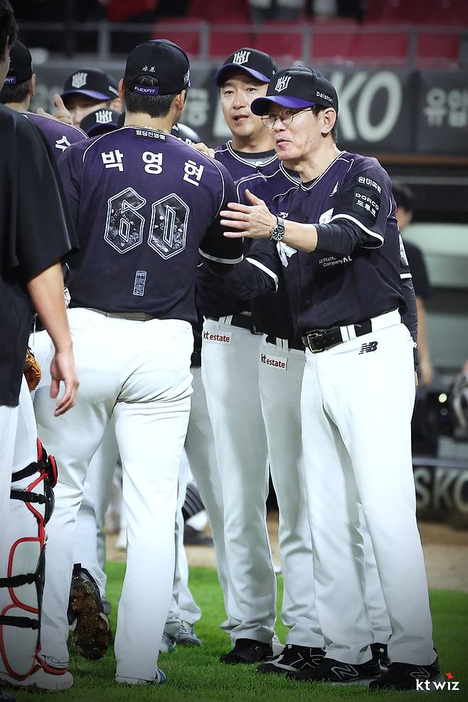 KT 이강철 감독이 29일 광주-기아 챔피언스 필드에서 열린 2026 KBO리그 정규시즌 KIA전 승리 후 박영현을 격려하고 있다. 사진 | KT 위즈