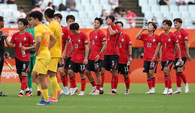 역전승 거둔 한국      (오사카=연합뉴스) 김성민 기자 = 30일 일본 오사카 나가이 스타디움에서 열린 2026 아이치·나고야 아시안게임 남자 축구 준결승 대한민국과 중국의 경기. 2-1 승리를 거둔 한국 선수들이 악수를 위해 이동하고 있다. 2026.9.30      ksm7976@yna.co.kr  (끝)      <저작권자(c) 연합뉴스, 무단 전재-재배포, AI 학습 및 활용 금지>