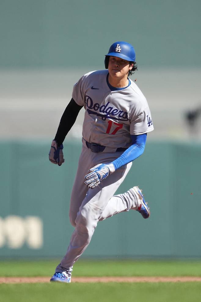 Sep 26, 2026; San Francisco, California, USA;  Los Angeles Dodgers designated hitter Shohei Ohtani (17) advances to third base against the San Francisco Giants in the fifth inning at Oracle Park.  Mandatory Credit: Cary Edmondson-Imagn Images        <저작권자(c) 연합뉴스, 무단 전재-재배포, AI 학습 및 활용 금지>