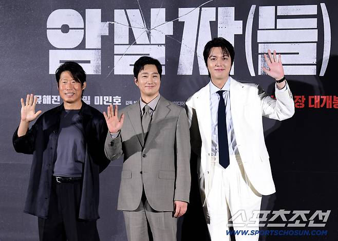 10일 용산CGV에서 영화 '암살자들' 제작보고회가 열렸다. 포토타임 포즈를 취하고 있는 배우 유해진, 박해일, 이민호. 용산=송정헌 기자songs@sportschosun.com/2026.08.10/