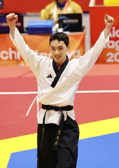 윤규성이 1일 일본 아이치현 도요하시 체육관에서 열린 2026 아이치·나고야 아시안게임 태권도 남자 품새에서 금메달을 따낸 뒤 기뻐하고 있다. 도요하시=연합뉴스