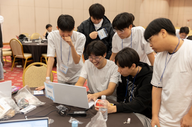 '2026 AI 동행 프로젝트'에 참가하여 활동하는 학생들. 동아사이언스 제공