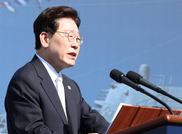 이재명 대통령이 30일 울산에서 열린 대호김종서함 진수식에서 축사를 하고 있다. [연합뉴스]