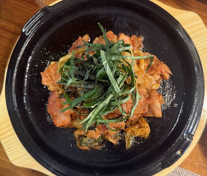 오이선 등 음식 대부분이 슴슴한 ‘호수양조’에선 닭갈비마저도 맵지 않다. 박미향 선임기자