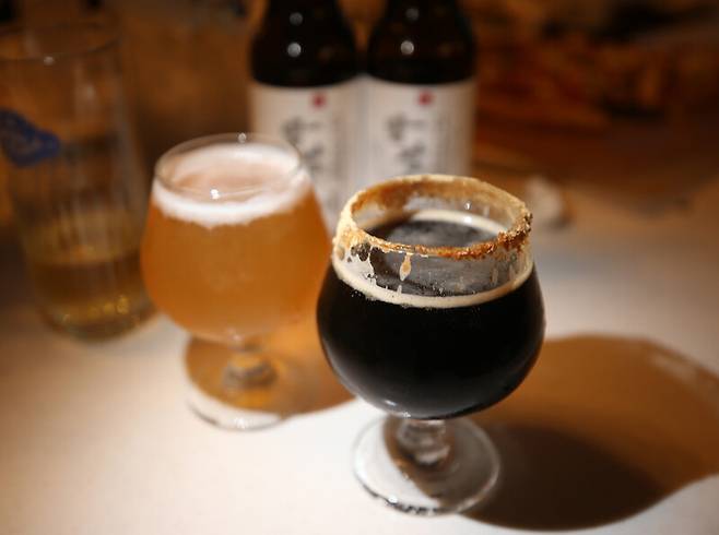 ‘감자 아일랜드 춘천’에서 파는 단팥맥주와 여러 가지 맥주. 박미향 선임기자