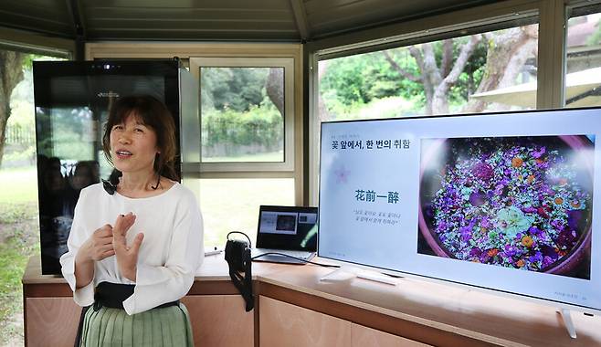 지시울양조장의 유소영 대표가 시음회에서 자신이 만든 술을 설명하고 있다. 박미향 선임기자