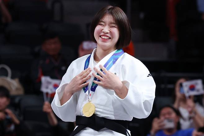 허미미가 1일 일본 나고야 아이치 인터내셔널 아레나에서 열린 2026 아이치·나고야 아시안게임 유도 여자 57㎏급 경기에서 금메달을 획득한 뒤 활짝 웃고 있다. 나고야/최현수 기자 emd@hani.co.kr