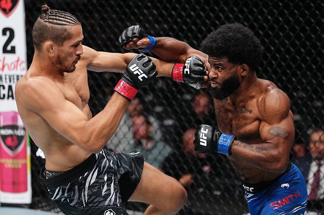 자코비 스미스(오른쪽). 사진=UFC