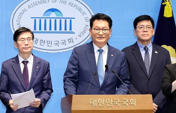 더불어민주당 송영길 의원(가운데), 국민의힘 조경태 의원(왼쪽), 조국혁신당 김준형 의원이 18일 국회 소통관에서 '한반도 평화체제 구축 및 북미정상회담 개최 촉구 결의안' 발의 기자회견을 열고 있다. 이 결의안은 여ㆍ야 및 무소속 국회의원 88명이 공동 발의했다. [사진=연합뉴스]