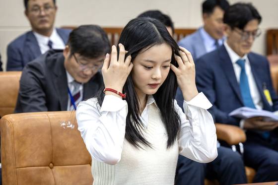 뉴진스 멤버 하니 팜이 2024년 10월 15일 오후 서울 여의도 국회에서 열린 환경노동위원회의 경제사회노동위원회, 중앙노동위원회, 최저임금위원회 등에 대한 국정감사에 참고인 자격으로 출석하고 있다. 강정현 기자