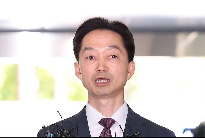 김지용 중대범죄수사청장 후보자가 지난달 8일 서울 종로구 정부서울청사 창성동 별관에 마련된 인사청문회 준비단 사무실로 첫 출근하며 소감을 밝히고 있다. 뉴스1