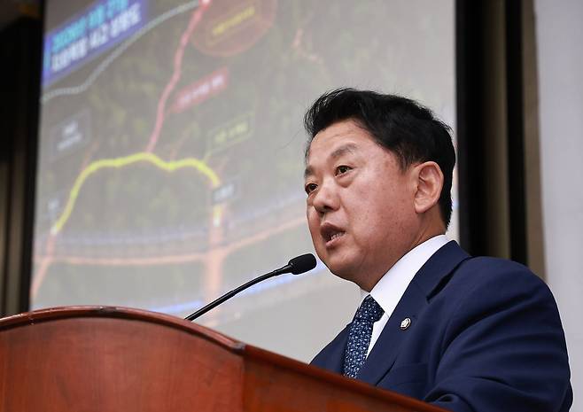 김병주 더불어민주당 의원이 지난달 29일 서울 여의도 국회에서 열린 의원총회에서 서부전선 지뢰 폭발사고 관련 상황 설명을 하고 있다. 뉴스1