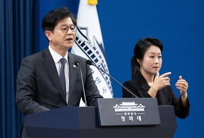 성기홍 청와대 홍보소통수석이 1일 청와대 기자회견장에서 인사 관련 브리핑을 하고 있다. 청와대통신사진기자단