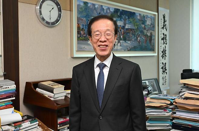 이석연 전 국민통합위원장이 29일 서초구 ‘법무법인 서울’ 사무실에서 포즈를 취하고 있다. 이 전 위원장은 “모든 것을 자신 있게 밝히고 이야기하는 것이니, 기왕이면 활짝 웃는 사진을 써 달라”고 말했다. 이한형 기자