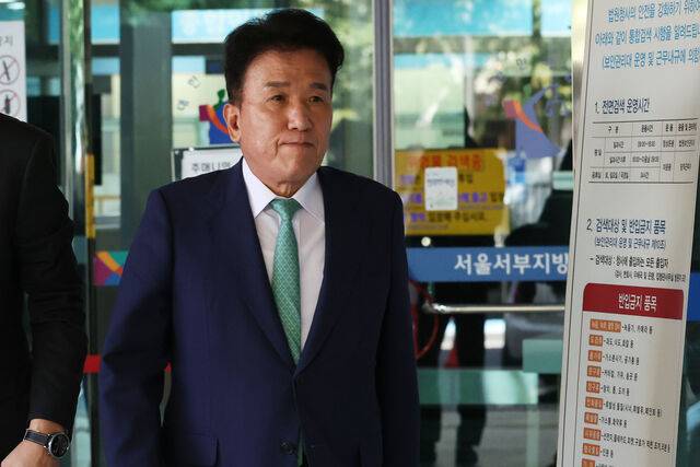 함영주 하나금융지주 회장이 1일 서울 마포구 서부지법에서 하나은행 채용비리 사건 업무방해 혐의 파기환송심 첫 공판기일 출석을 마친 뒤 청사를 떠나고 있다. 연합뉴스